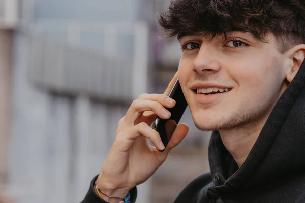 Adolescente Hablando Teléfono Móvil Calle — Foto de Stock