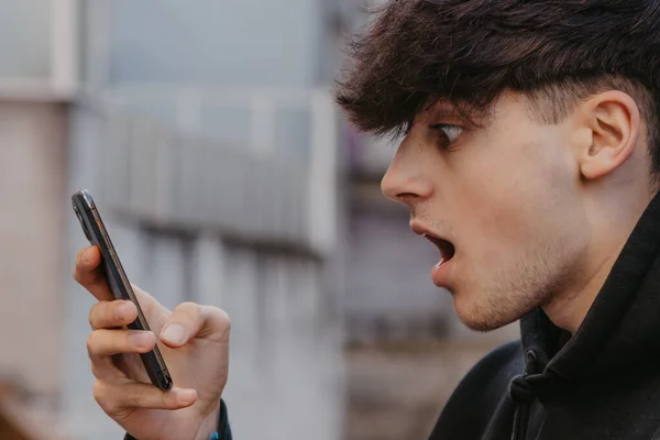 Surprendre Étonné Adolescent Regardant Téléphone Mobile Dans Rue — Photo