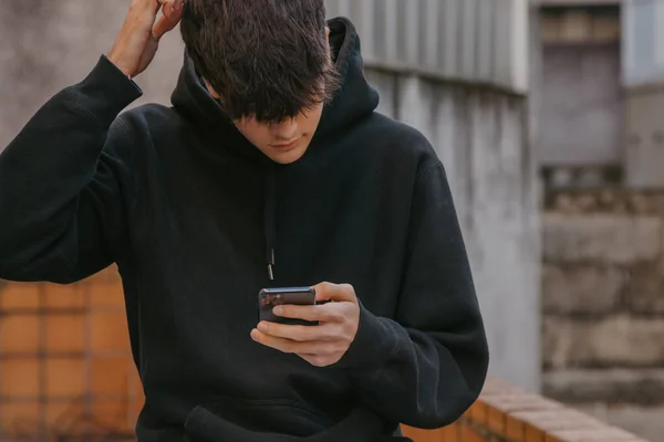 Jonge Man Zoek Naar Mobiele Telefoon Straat — Stockfoto