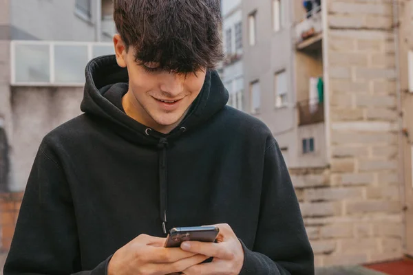 Tiener Jongen Met Mobiele Telefoon Smartphone Straat — Stockfoto