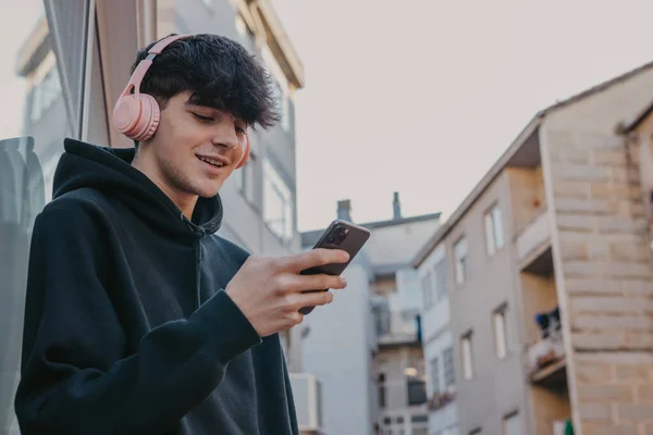 Adolescent Avec Téléphone Portable Écouteurs — Photo