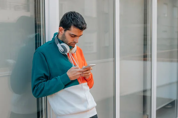 Jeune Homme Avec Téléphone Portable Dans Rue — Photo