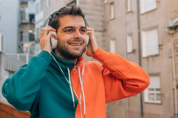 Jonge Man Met Koptelefoon Stad Straat Buiten — Stockfoto