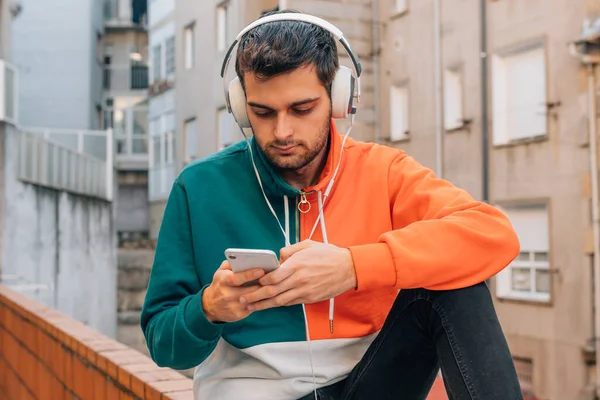 Jeune Homme Dans Rue Avec Téléphone Portable Écouteurs — Photo