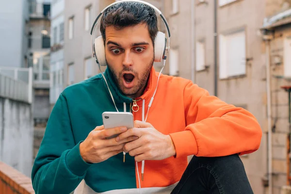 Jonge Man Straat Met Mobiele Telefoon Koptelefoon — Stockfoto