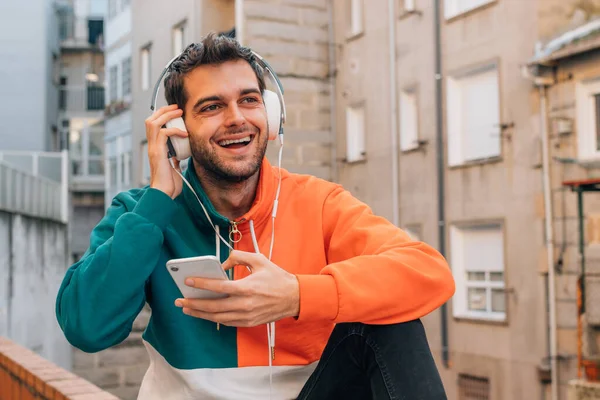 Joven Con Teléfono Móvil Calle — Foto de Stock