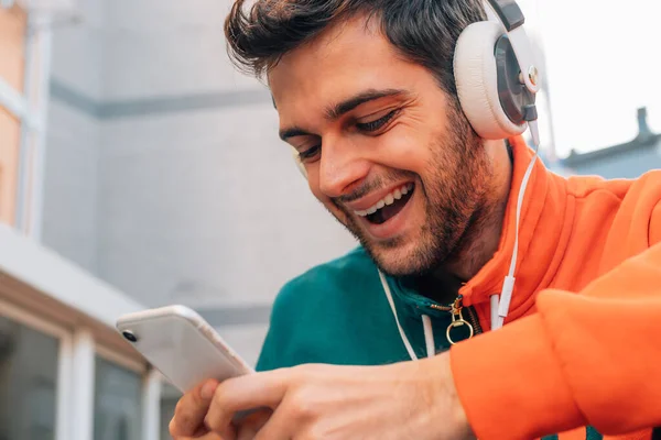 Joven Urbano Con Auriculares Teléfono Móvil Aire Libre —  Fotos de Stock