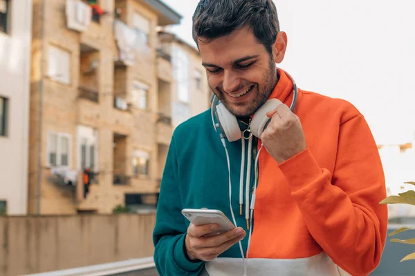 Homme Avec Téléphone Portable Écouteurs Dans Rue Avec Une Expression — Photo