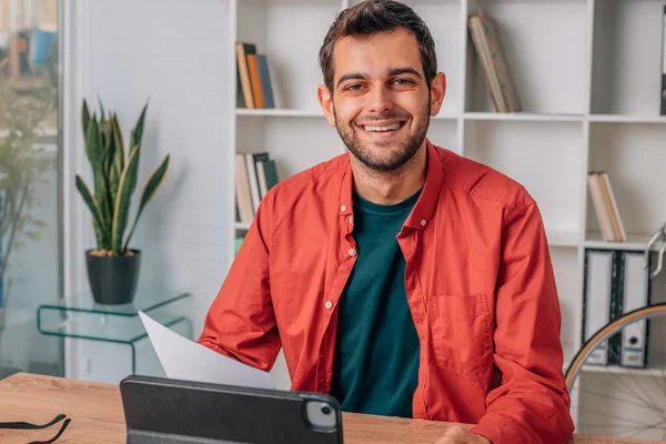 Hombre Con Ordenador Portátil Que Trabaja Casa — Foto de Stock