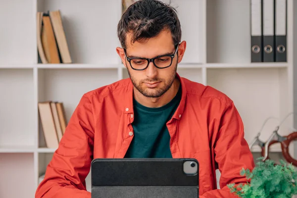 Man Hemma Arbetar Med Dator Eller Bärbar Dator — Stockfoto