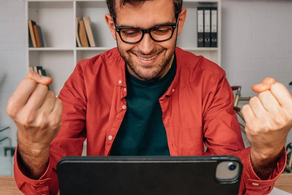 Successful Man Looking Computer — ストック写真