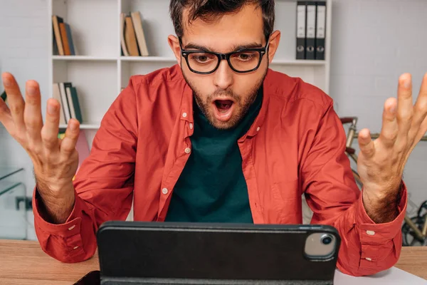 Surprised Amazed Man Looking Computer — ストック写真