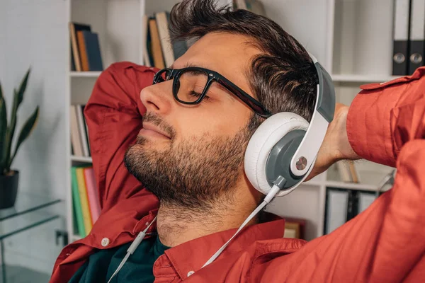 Relaxed Man Home Listening Music Headphones — Foto de Stock