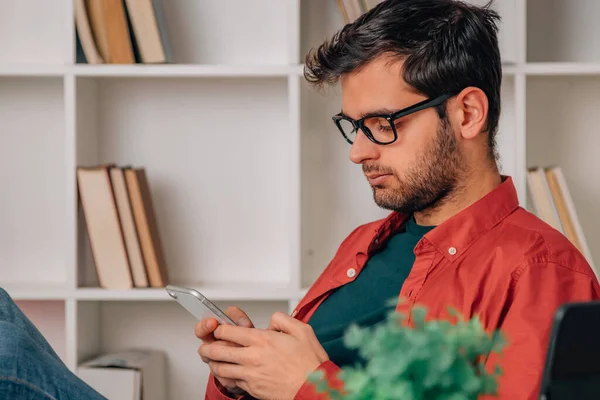 Hombre Con Teléfono Móvil Casa Oficina — Foto de Stock