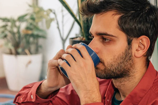 Porträtt Man Som Dricker Eller Dricker Kaffe — Stockfoto