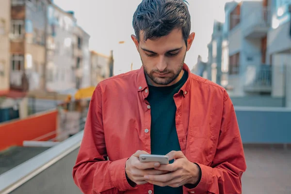 Homem Com Telefone Celular Rua Com Camisa Vermelha Estilo Casual — Fotografia de Stock