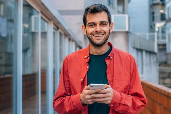 Ung Man Med Mobiltelefon City Street Utomhus — Stockfoto