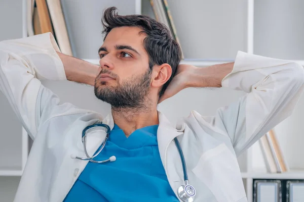 Medico Rilassato Sul Lavoro Con Uniforme Stetoscopio — Foto Stock