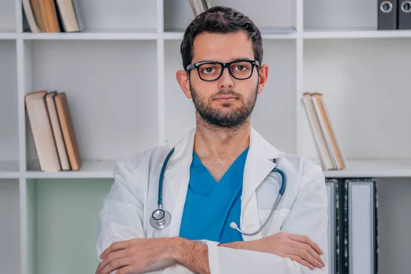 Portrait Médecin Avec Visage Sérieux Bureau Clinique — Photo