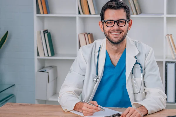 Ritratto Del Medico Sorridente Che Lavora — Foto Stock