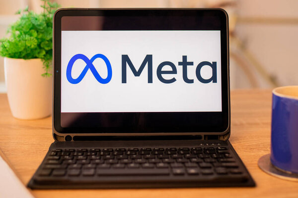 Галисия, Испания - 11 февраля 2022 года: ноутбук на столе с метафорой