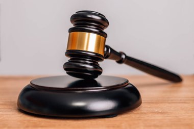 Yargıç Tokmak, arka planda tahtadan izole edilmiş.