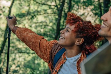 Genç çift doğada geziyor ya da yürüyüş yapıyor.