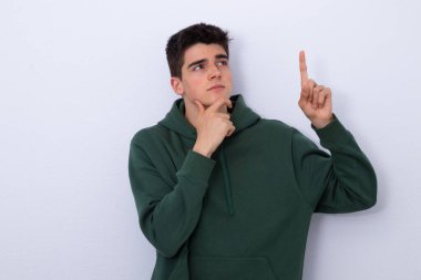 Şüphe ve soru ifadesiyle izole edilmiş genç bir çocuk.