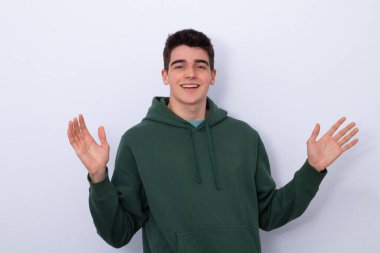 Yüzünde sürpriz ifade olan yalnız bir genç çocuk.