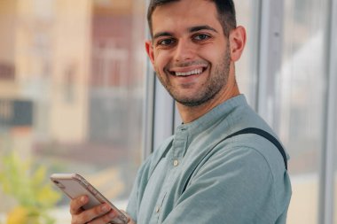 cep telefonu ofiste olan adam