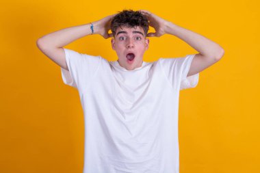 Arka planda mahsur kalmış genç kız şaşkınlık ve şaşkınlık içinde.