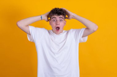 Arka planda mahsur kalmış genç kız şaşkınlık ve şaşkınlık içinde.