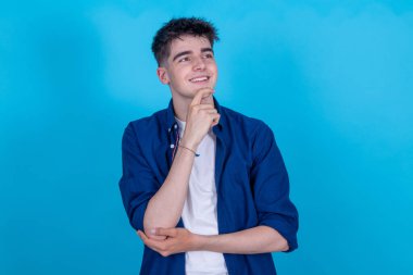 Düşünceli bir ifadeyle izole edilmiş genç kız.