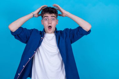 Arka planda mahsur kalmış genç kız şaşkınlık ve şaşkınlık içinde.