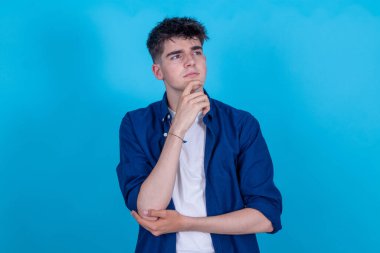 Düşünceli bir ifadeyle izole edilmiş genç kız.