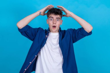 yalnız, şaşırmış bir genç.