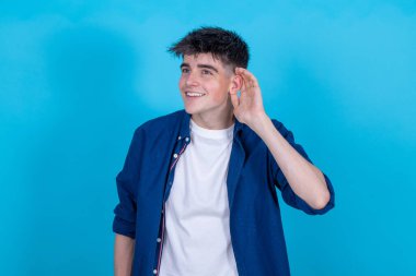 Dinleyen ifadeye sahip yalnız bir genç adam.