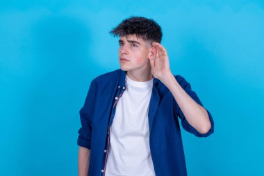 Dinleyen ifadeye sahip yalnız bir genç adam.