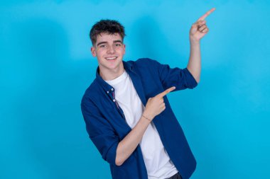 boşluğu gösteren izole öğrenci