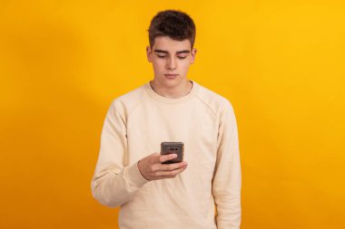 Cep telefonu ya da akıllı telefonu olan genç çocuk izole edilmiş.