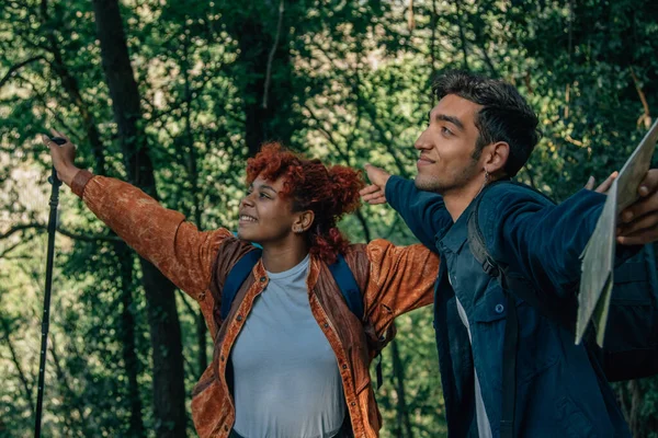 Genç seyahat çifti hedefe ya da hedefe ulaşır