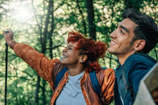 Jovem Casal Viagem Atingindo Destino Objetivo — Fotografia de Stock