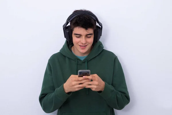 Adolescente Aislado Con Auriculares Teléfono Móvil — Foto de Stock