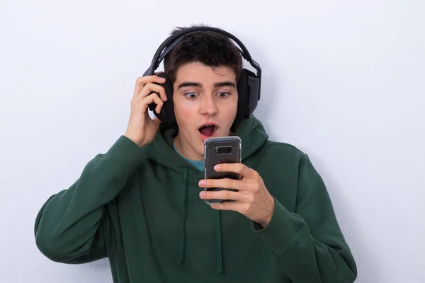 Adolescente Aislado Con Auriculares Teléfono Móvil — Foto de Stock