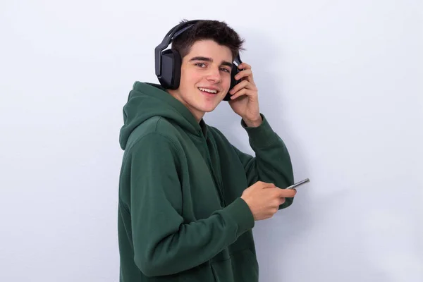 Adolescente Joven Aislado Con Auriculares Teléfono Móvil — Foto de Stock