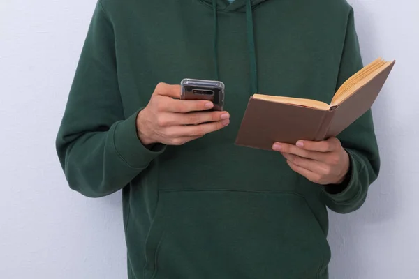 Mãos Homem Jovem Com Livro Telefone Celular Isolado — Fotografia de Stock