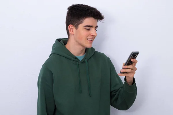 Isolerad Tonåring Student Med Mobiltelefon — Stockfoto