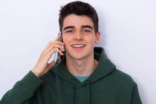 Geïsoleerde Tiener Student Met Mobiele Telefoon — Stockfoto