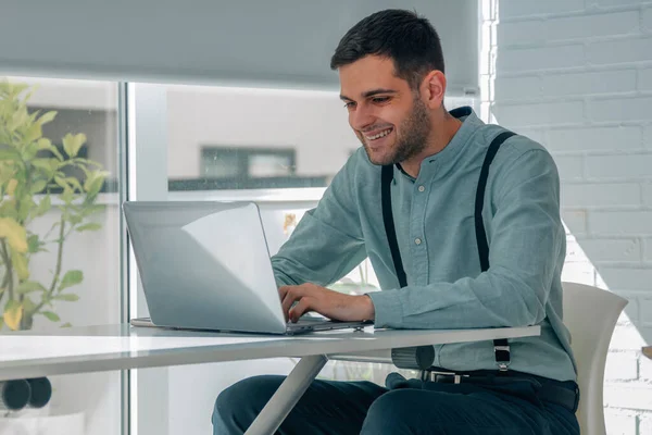 Бизнесмен Работающий Компьютером Ноутбуком — стоковое фото