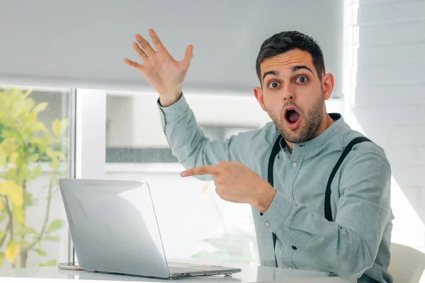 Surprised Businessman Pointing Computer — Stock Photo, Image